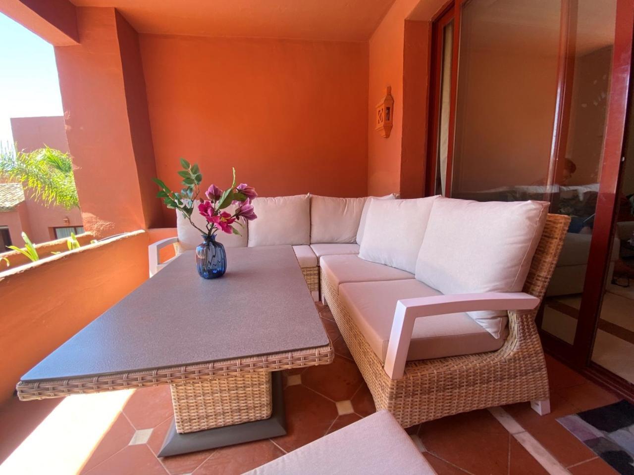 Elviria Paradiso *